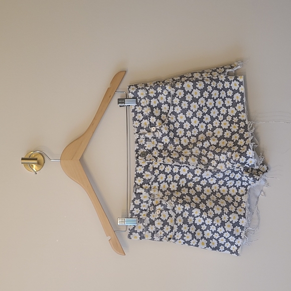 Zara Jean Shorts, US 6, Euro 38, Black with Daisies - Picture 1 of 1